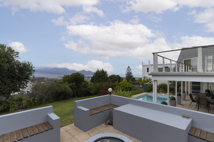 To Let 4 Bedroom Property for Rent in Heldervue Western Cape